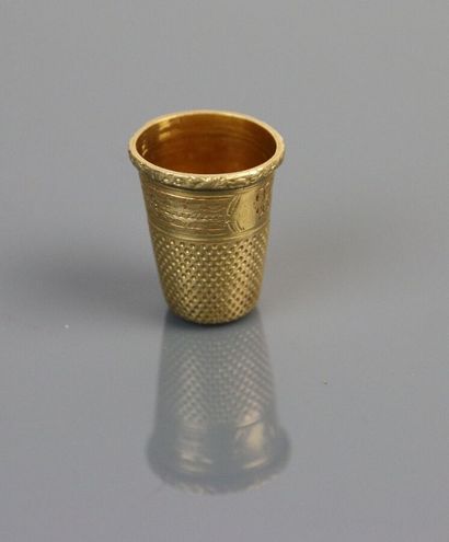 null A thimble in yellow gold 750°/°° with engraved decoration of friezes and numerical....