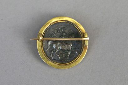 null Monnaie antique en métal représentant un empereur romain de profil, montée en...