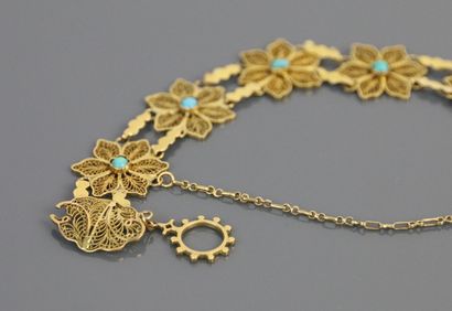 null Yellow gold bracelet 750°/°° composed of seven links in the shape of flowers...