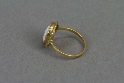 null Yellow gold ring 750°/°° with a cameo in closed setting. 

TDD : 55 - Gross...