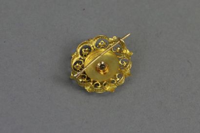 null Brooch in the shape of a stylized flower in three shades of gold 750°/°° decorated...