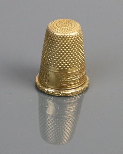 null A thimble in yellow gold 750°/°° with engraved decoration of friezes and numerical....