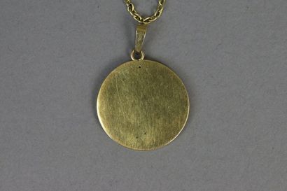 null Watch shell in gold 750°/°° guilloche mounted as a pendant, held by a chain...