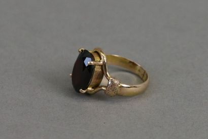 null Yellow gold ring 585°/°° with an almandine garnet of about 7 carats

TDD: 55

Gross...