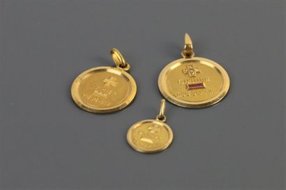 null Trois médailles circulaires en or jaune 750°/°°, inscription "+ qu'hier - que...