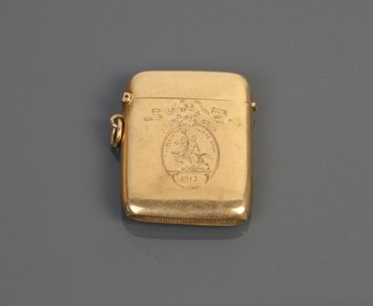 null Pyrogenic box in yellow gold 585°/°°, with engraved decoration of a rider in...