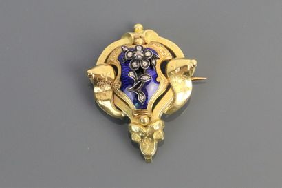 null Brooch in yellow gold 750 °/°° with finely chased decoration centered on a diamond...