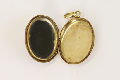null Yellow gold 750°/°° oval pendant with onyx plate and fine pearl, inside a glass...