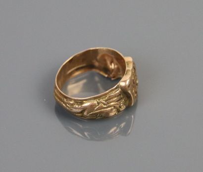 null Chevalière in yellow gold 750°/°°, with engraved decoration of volutes. 

Weight...