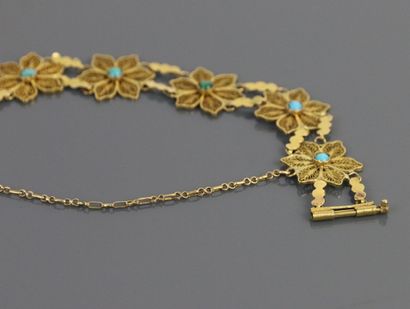 null Yellow gold bracelet 750°/°° composed of seven links in the shape of flowers...