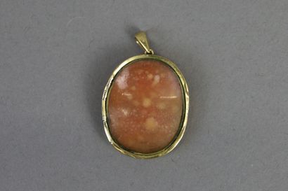 null Pendant in yellow gold 750°/°° decorated with a cameo shell engraved with a...