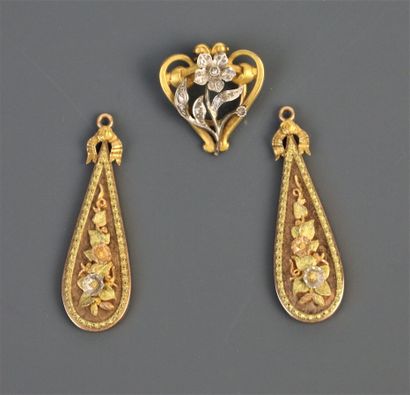 null Two brooches and a medallion in yellow and pink gold 750°/°°, with openwork...