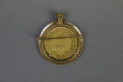 null Broche-pendentif en or jaune 750°/°° orné d'une 50 francs Napoléon III tête...