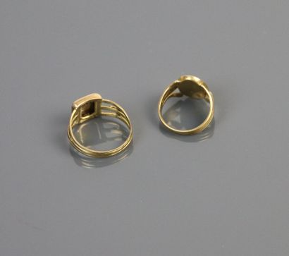 null Two signet rings in yellow gold 750°/°°, partially openworked, figured "JD"...