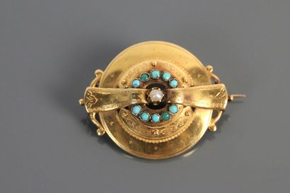 null Round brooch in yellow gold 750 °/°° with finely chiseled decoration set with...