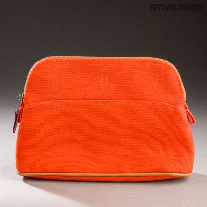 null HERMÈS Paris

Pencil case model "Bolide" in orange cotton, camel lambskin piping,...