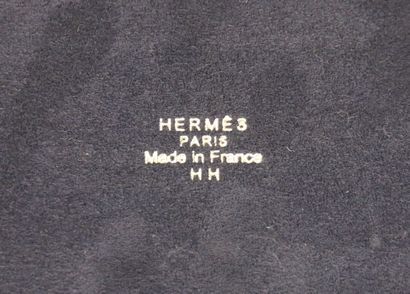 null HERMÈS Paris

Cendrier en porcelaine à décor imprimé polychrome, réhaussé d'argent,...