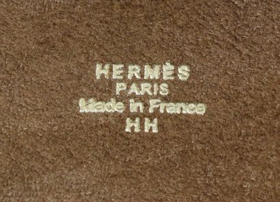 null HERMÈS Paris

Cendrier en porcelaine à décor imprimé polychrome, réhaussé d'or,...