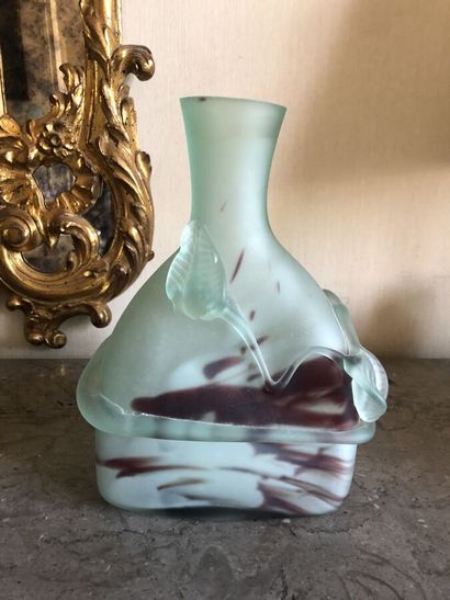 null Vase bouteille à panse rectangulaire en verre soufflé violet, à décor appliqué...
