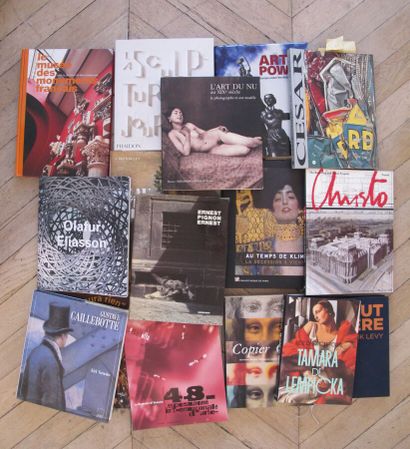  FINE ARTS & CONTEMPORARY ART

Set of about 30 books including: 