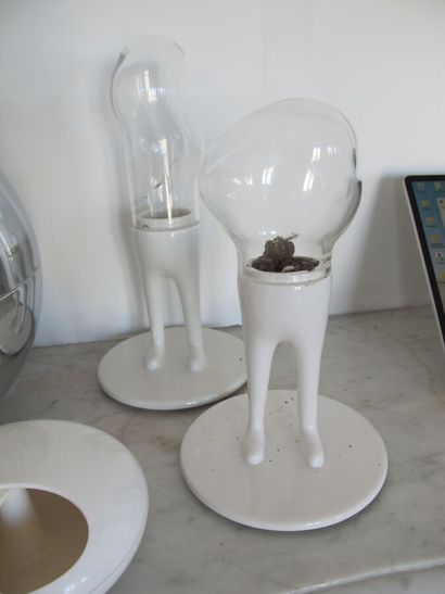 null Suite de 2 jardinières à jambes en céramique blanche et globes en verre de forme...