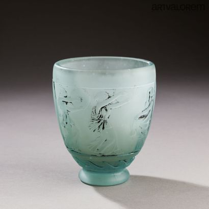 null GEORGES DE FEURE (1868-1943)

Vase évasé sur talon en verre moulé teinté bleu...