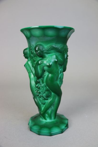 null 
HEINRICH HOFFMANN (1875-1938)

 Vase cornet sur pied de la série "Ingrid" en...