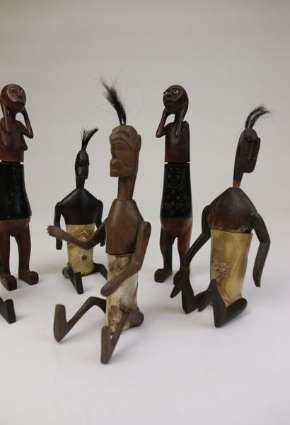 null AFRIQUE

Ensemble comprenant 6 figurines anthropomorphes en bois sculpté et...