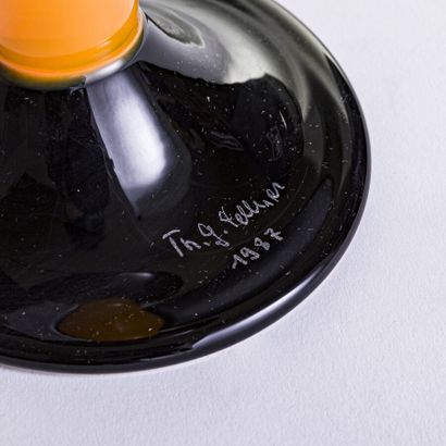 null TH. G. TELLIER, 1987

Calice en verre soufflé doublé orange et noir avec application...