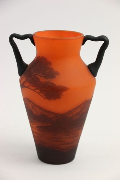 null RICHARD. 

Vase à deux anses en verre multicouche orange et noir à décor dégagé...
