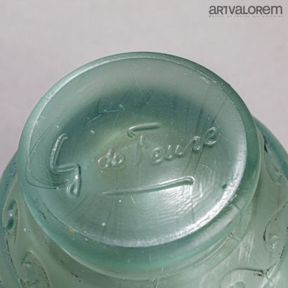 null GEORGES DE FEURE (1868-1943)

Vase évasé sur talon en verre moulé teinté bleu...
