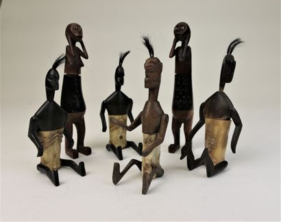 null AFRIQUE

Ensemble comprenant 6 figurines anthropomorphes en bois sculpté et...