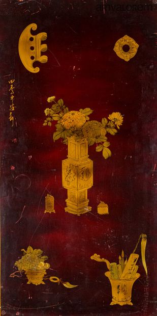 null CHINE XXe siècle.

Chrysanthèmes dans un vase et instruments de lettrés.

Laque...