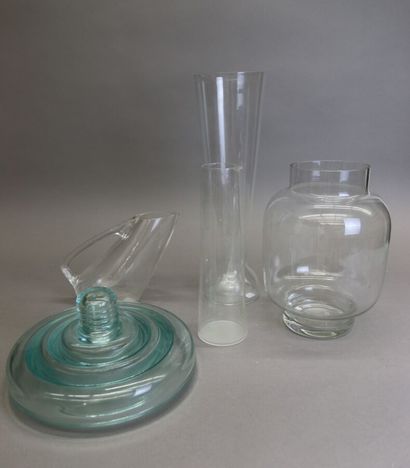 null Ensemble de verrerie comprenant :

- Vase pansu à petit col en verre transparent.

H....