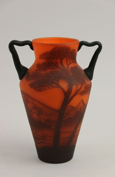 null RICHARD. 

Vase à deux anses en verre multicouche orange et noir à décor dégagé...