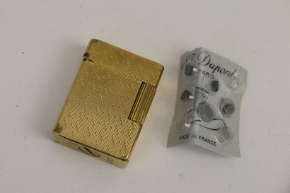 DUPONT
Lighter in gilded metal guilloche