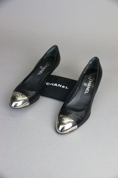 CHANEL
Pair of black leather pumps, silver...