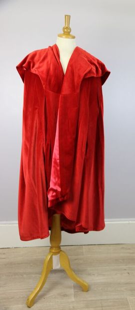 CHACOK
Red velvet cape, large collar, closing...