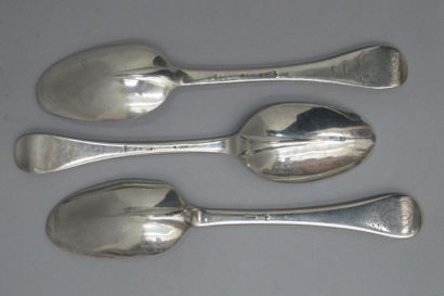 null Cuiller en argent uniplat, la spatule oblongue gravée d'un mavelot, le manche...