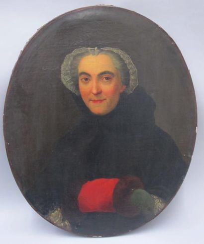 Ecole FRANÇAISE du XVIIIème siècle Portrait de femme au manchon rouge Toile ovale...