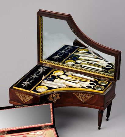 null Coffret à ouvrage en forme de piano miniature comprenant une boîte à musique....