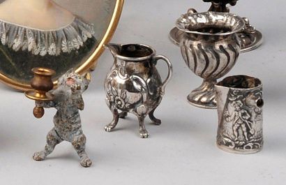 null Ensemble d'objets miniatures en argent comprenant un vase balustre godronné,...