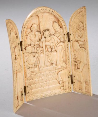 null Tryptique en ivoire sculpté représentant sur le panneau du centre un roi anglais...
