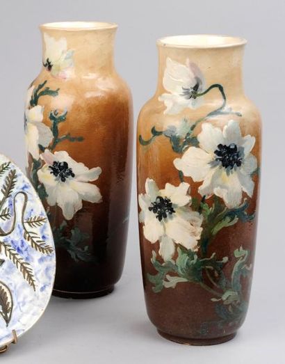 Marlotte (1902-1916) Paire de vases en barbotine à décor de pavots blancs sur fond...