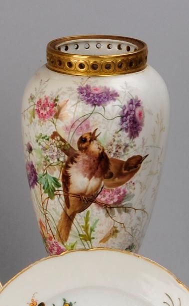 null Vase ovoide en porcelaine à décor polychrome sur une face de deux oiseaux perchés...