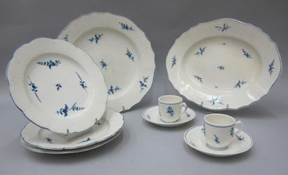 Arras Deux plats, trois assiettes et deux tasses et leurs sous-tasses en porcelaine...