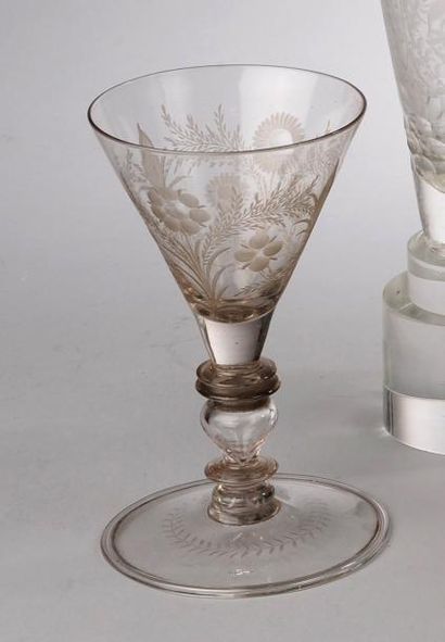 null Verre à pied en verre à coupe conique gravée de fleurs. Seconde moitié du XVIIIe...