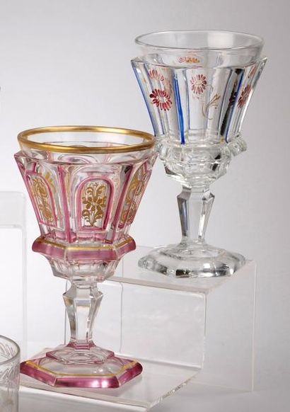 Baccarat Deux verres à pied en cristal moulé à décor de fleurs et filets bleus pour...