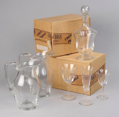 Saint Louis Modèle Azur, en cristal comprenant 12 verres à vin, 8 verres à eau (égrenure...