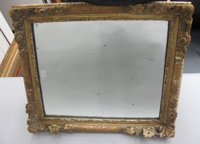 null Miroir en bois sculpté et doré. XVIIIe siècle. Dim: 51 x 42 cm. (accidenté)